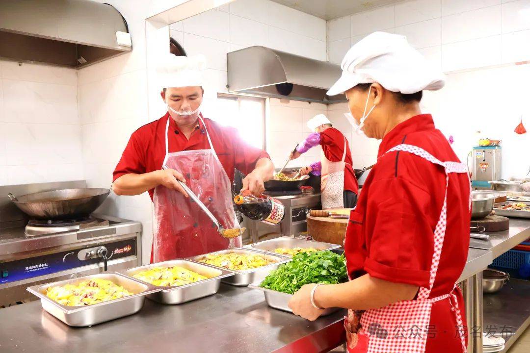“浓浓的家味道！”化州长者饭堂吃出新花样、新感情