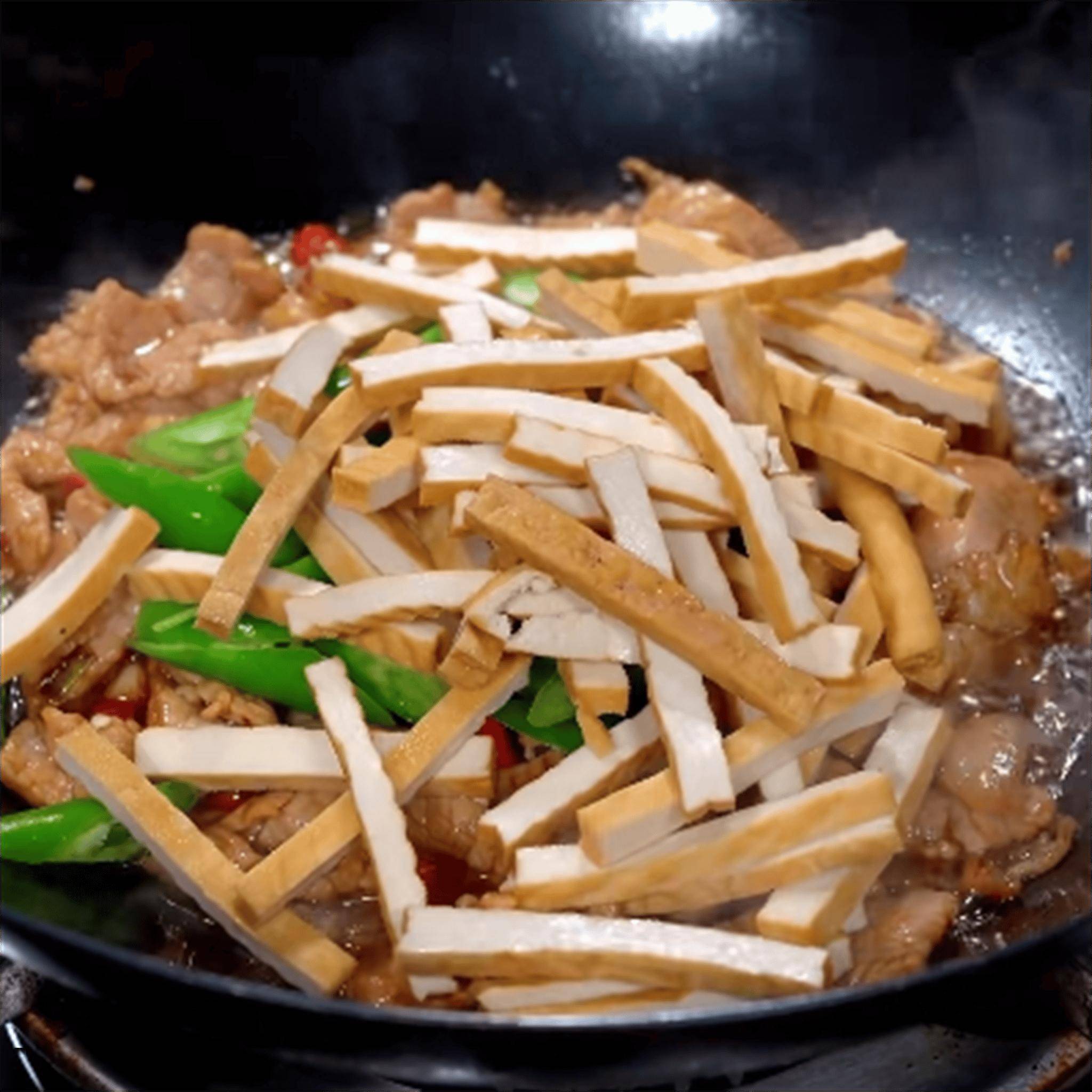 炒猪肉片怎么炒嫩又好吃？香干炒肉片，鲜香浓郁，好吃又下饭