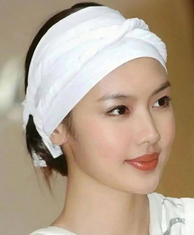 回看20年前的乐基儿，才懂黎明当年为啥豪掷7亿，那腰那腿太绝了