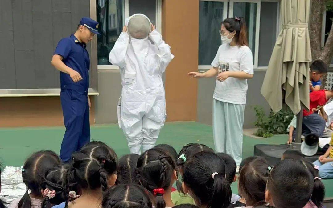 萌娃学消防 “蓝焰”暖童心 西城消防“进校园”活动为师生安全保驾护航