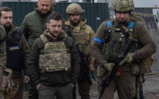 俄军40次冲锋攻入红军城!乌民众千人抗议逼宫,泽连斯基要下台?