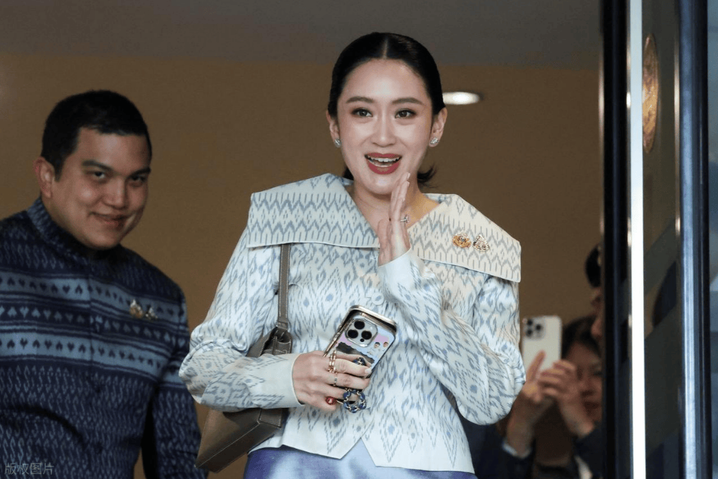 泰国局势突变,为家族背水一战,佩通坦拒绝辞职,父亲或再次坐牢