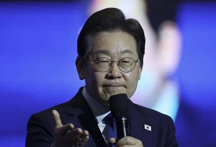 李在明确定不出席中国阅兵了？中方接到一通电话，我外长打开天窗说亮话，对外释放信息量大