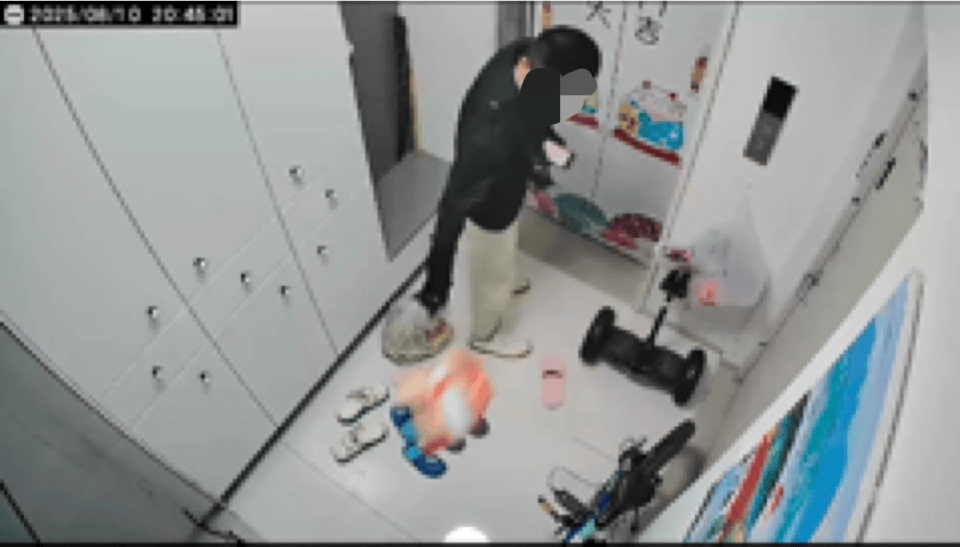 外卖员要独自在家孩子开门拍照签收,遭拒后暴躁摔餐离去,当事网友:美团称会进行处罚