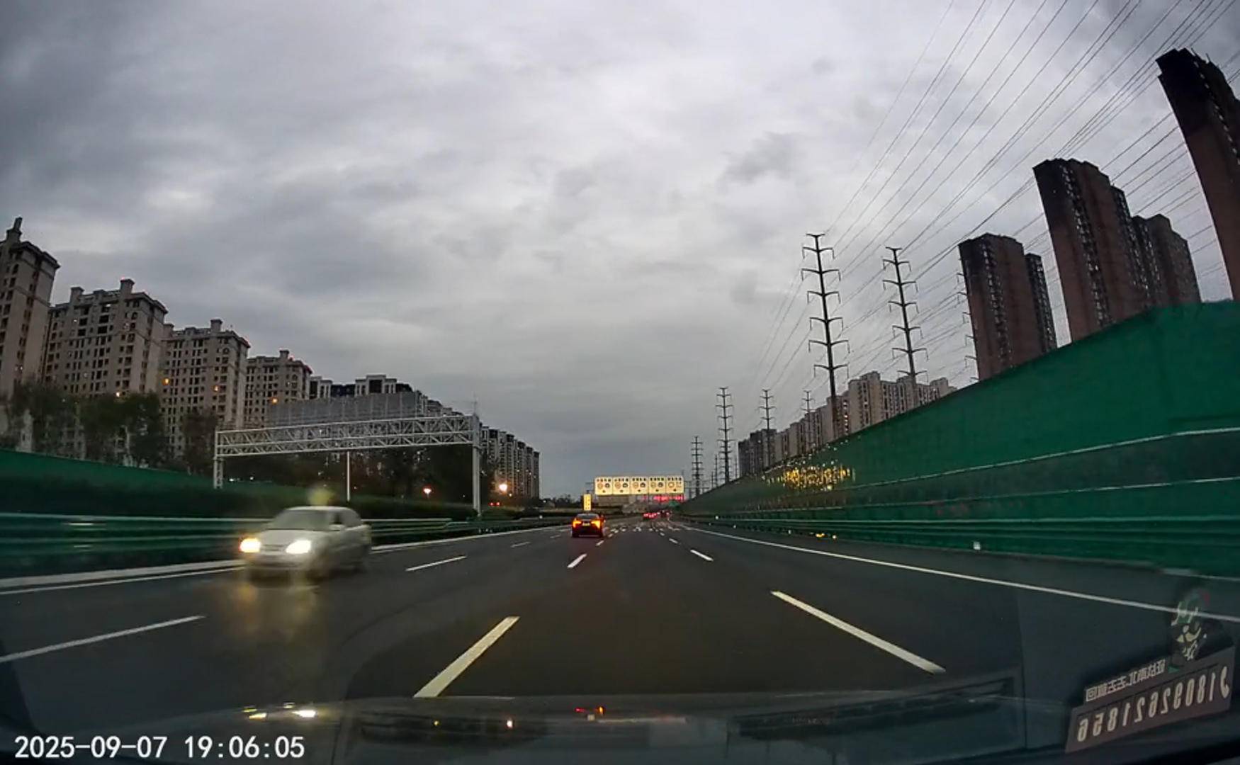 一男子在包茂高速驾车逆行,西安相关部门:其走错路逆行,返家途中遇车祸正在医治