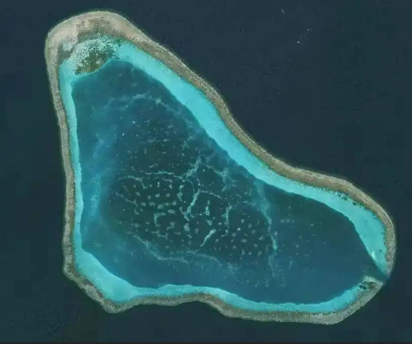 菲律宾行为极其恶劣,用“铁冲角”撞击我方海警船!我054舰立即划定实弹禁区