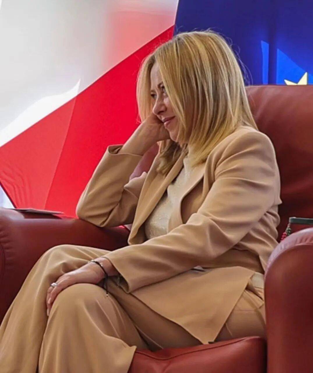 美国迎来一位最特殊客人，世界哭笑不得