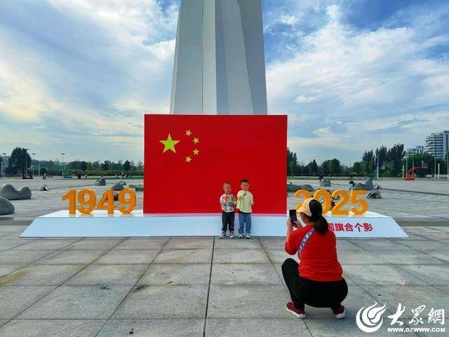 国庆氛围已拉满！潍坊昌乐满城飘扬“中国红”