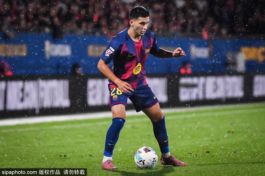 巴萨与巴黎圣日耳曼欧冠对决：2700名球迷热情助阵