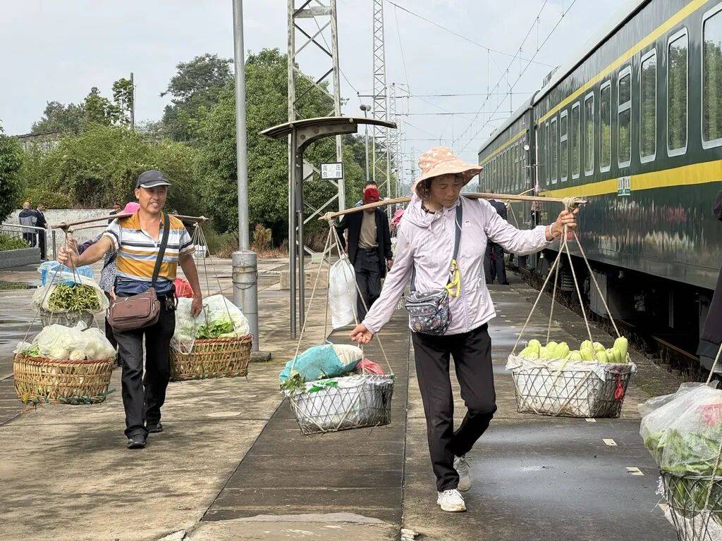 纸质火车票退场，每道折痕里都藏着远方、爱情与山河记忆