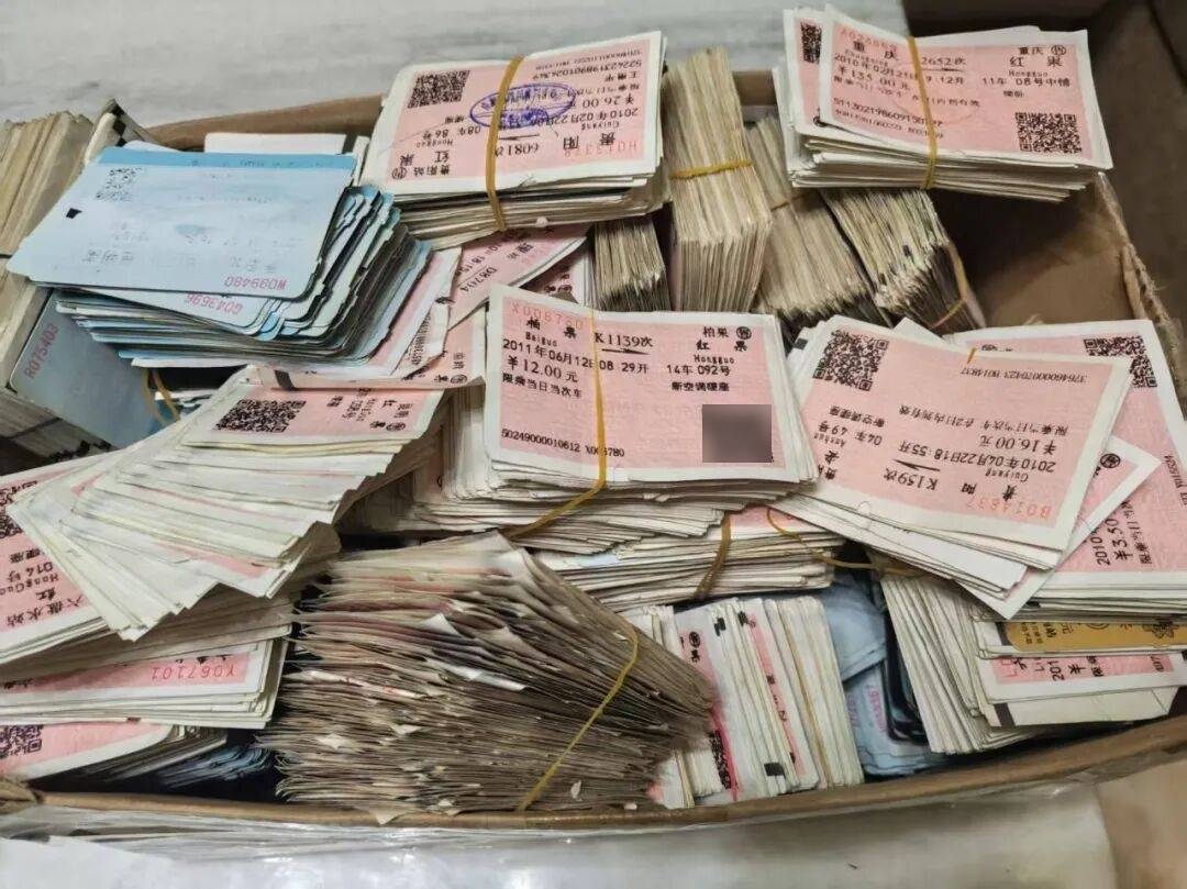 纸质火车票退场，每道折痕里都藏着远方、爱情与山河记忆