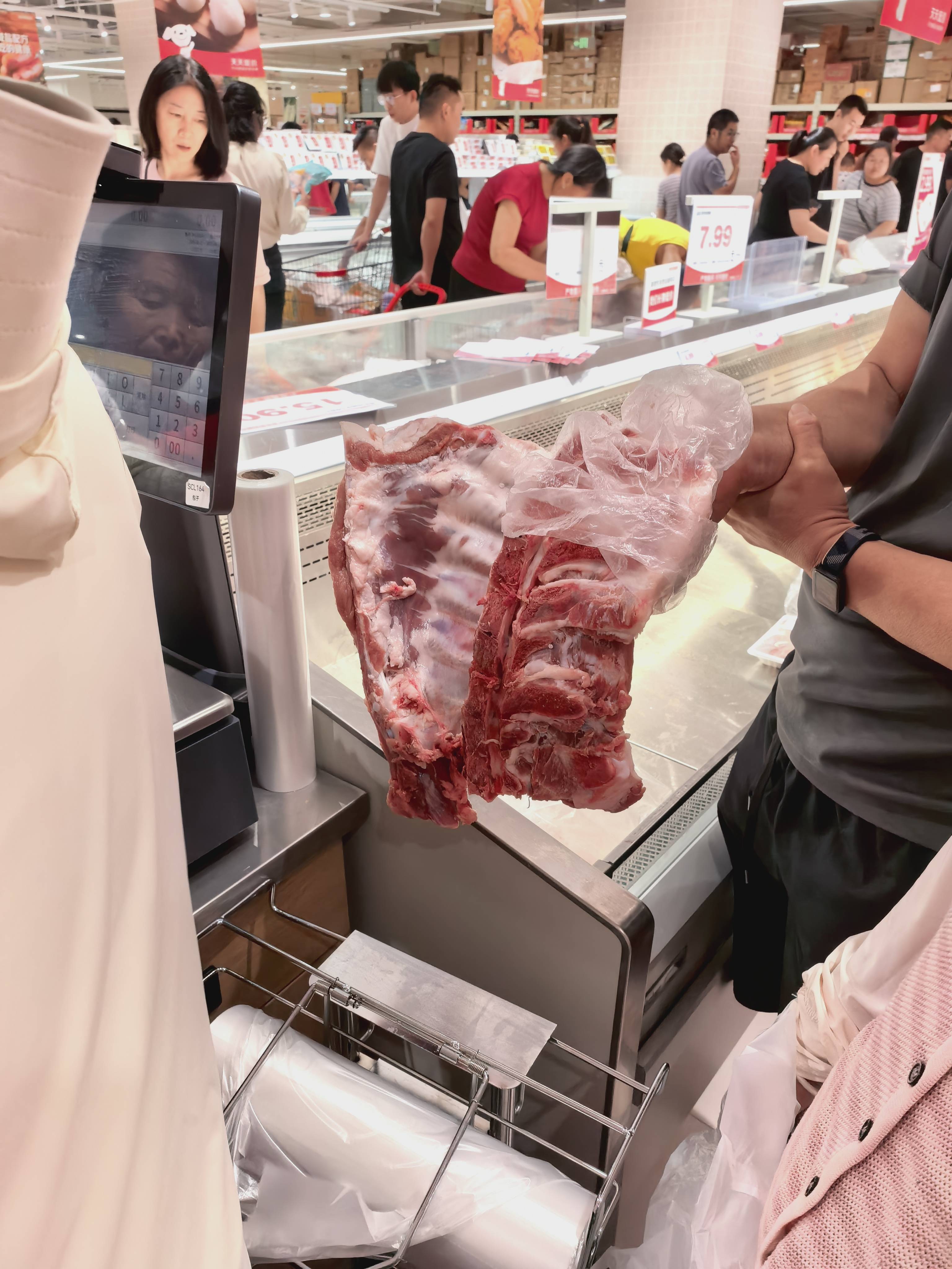 晚9点的“穷鬼超市” 挤满江浙沪上班族