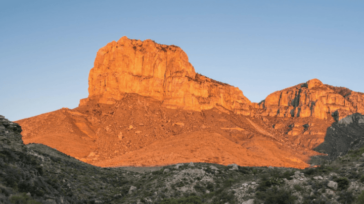 23岁知名网红在攀岩时失足坠崖，直播间观众目睹坠亡瞬间：本已登顶但工具卡在岩壁上需原路返回