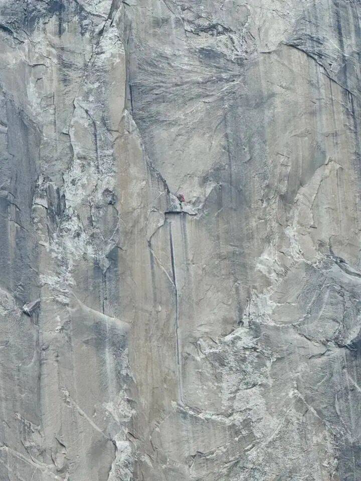 23岁知名网红在攀岩时失足坠崖，直播间观众目睹坠亡瞬间：本已登顶但工具卡在岩壁上需原路返回