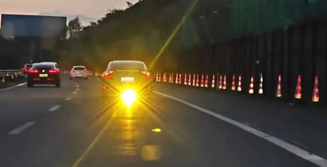 举报！贵B59***号小型轿车加装射灯闪后车！民警：查！