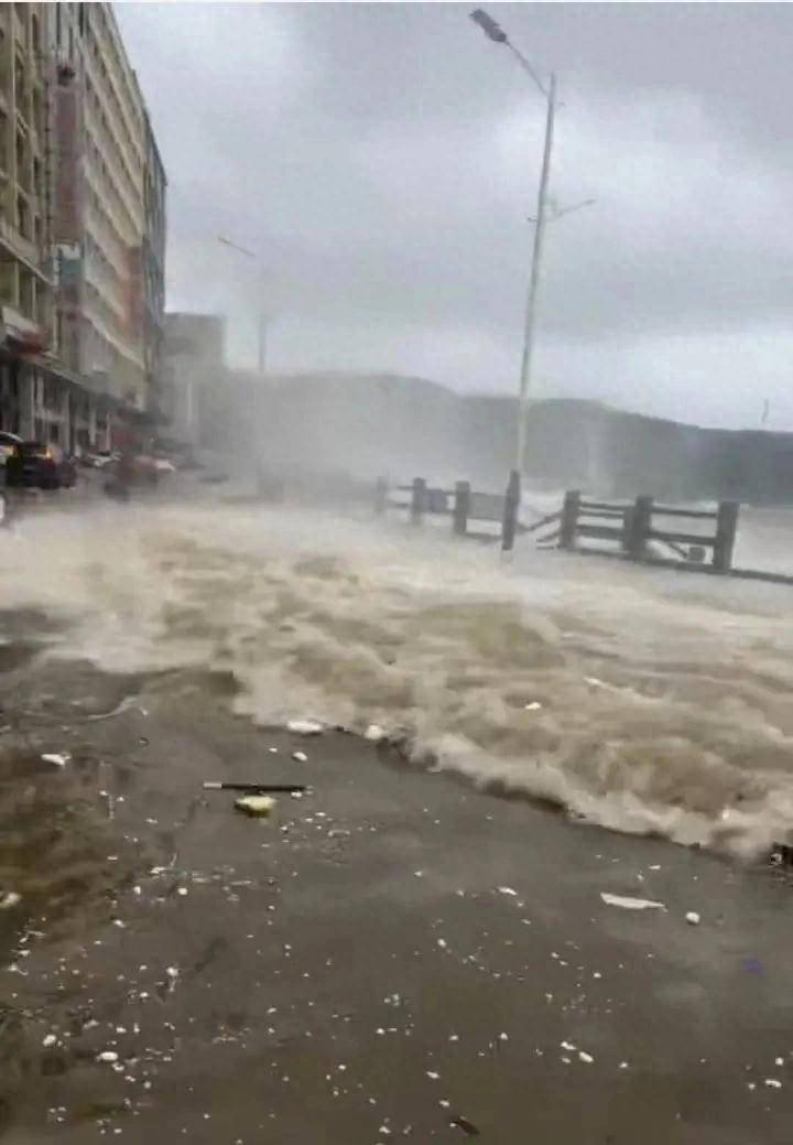 广东阳江一小镇遭海水倒灌,小区被淹一片汪洋,当地:天文大潮叠加台风“麦德姆”所致