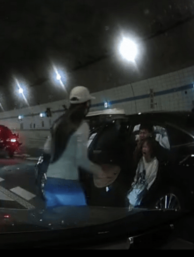 广州一男孩跪地拦车救母感动全网，妈妈回应：哭着看完视频，“没有想到孩子这么爱我”