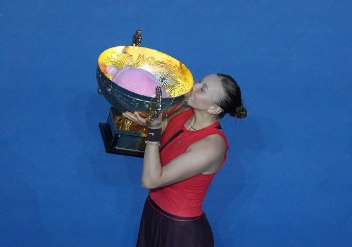 阿尼西莫娃涅槃重生 中网再次爆满见证新冠军诞生