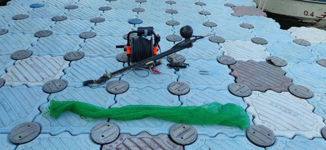 柳州鹧鸪江大桥附近水域发现利器，不远处有人在游泳……