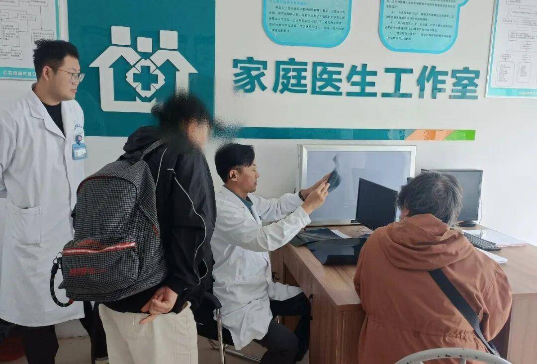 “大医院专家来了，我们在社区看病，也更放心了”