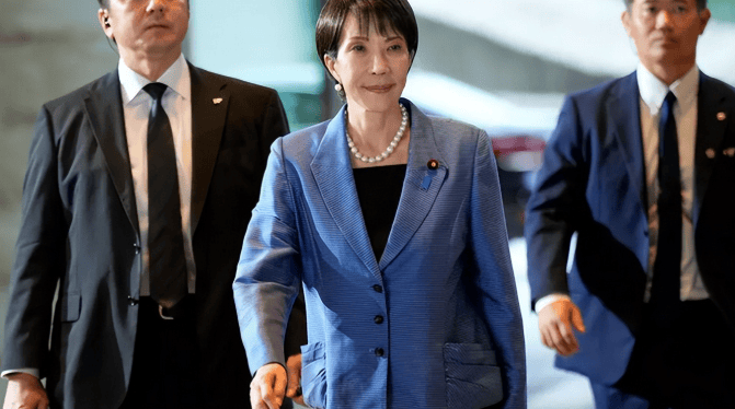 迟迟等不到北京贺电后，高市早苗公开道歉，日本社会面临巨大难题，特朗普将上门要账，释放信号强烈