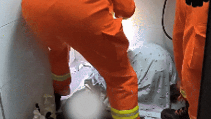 广州一女子洗澡时伸手捡掉入厕所的塑料瓶,却被紧紧卡住右手“无法自拔”,消防营救回应