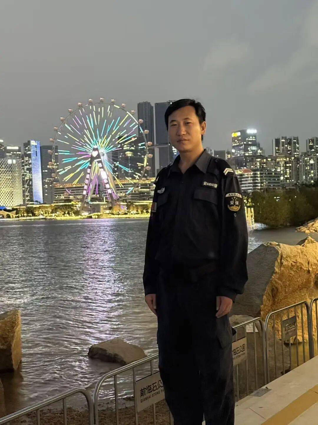 深夜，一白衣女子在深圳知名景区，做出反常举动！路过保安紧追，冲进大海……